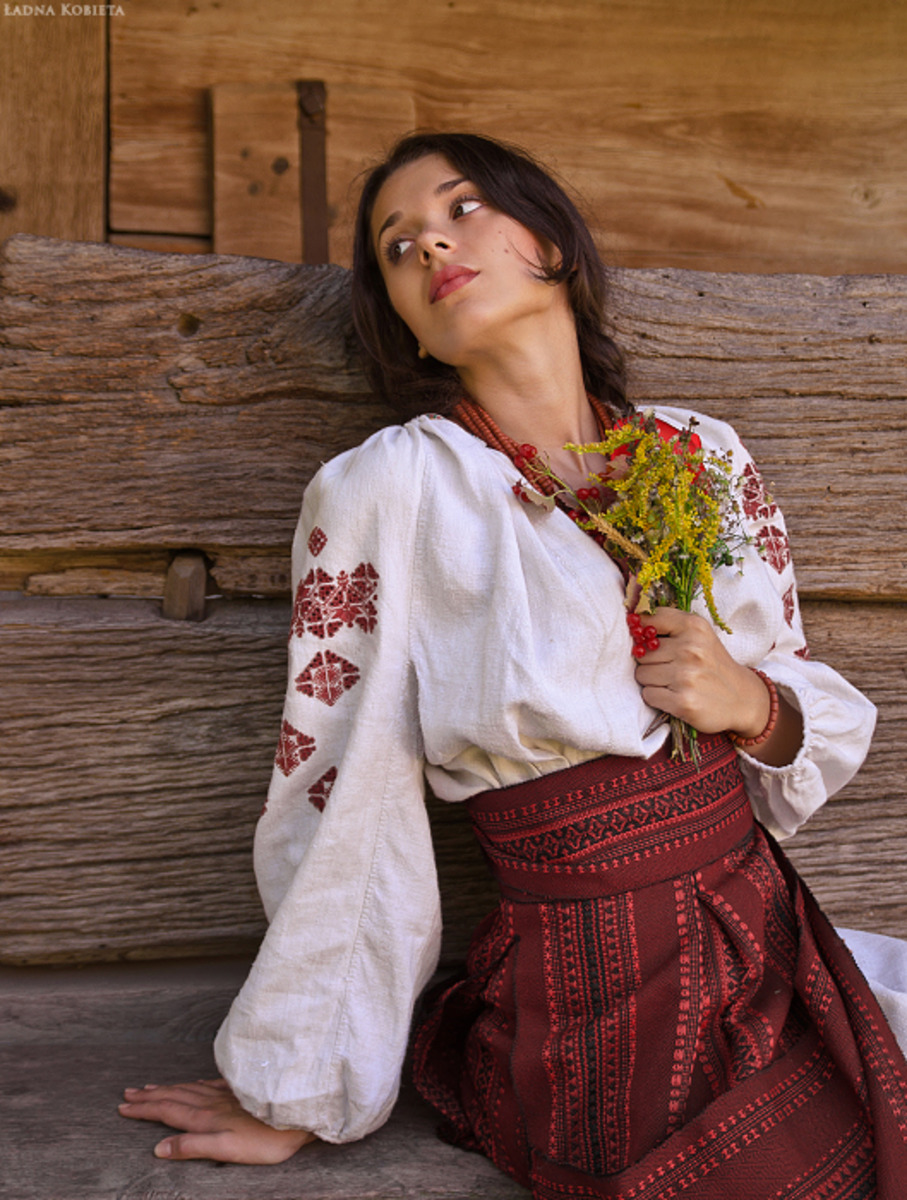 Girls in Slavic costumes in Barranquilla