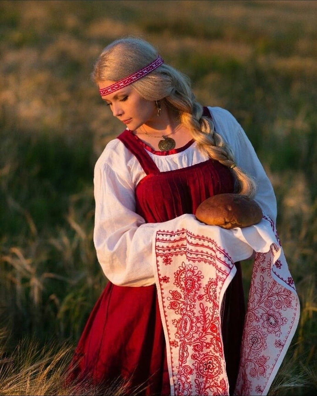 Girls in Slavic costumes in Barranquilla