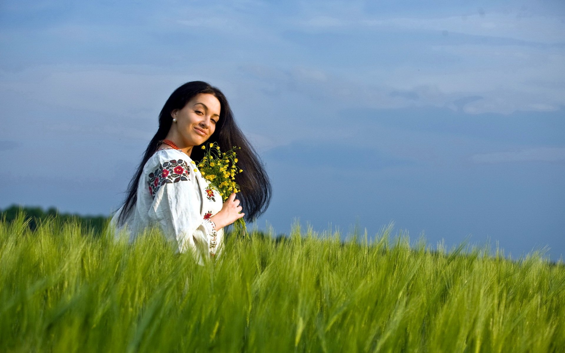 Girls in Slavic costumes in Barranquilla