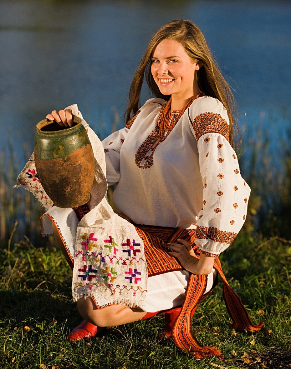 Girls in Slavic costumes in Barranquilla